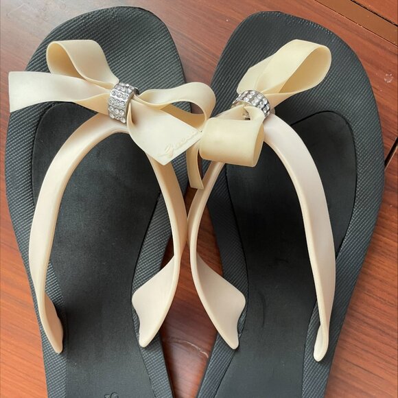 GUESS Women's Slippers, Size 8-8.5 - WORN ONLY ONCE - Picture 5 of 7